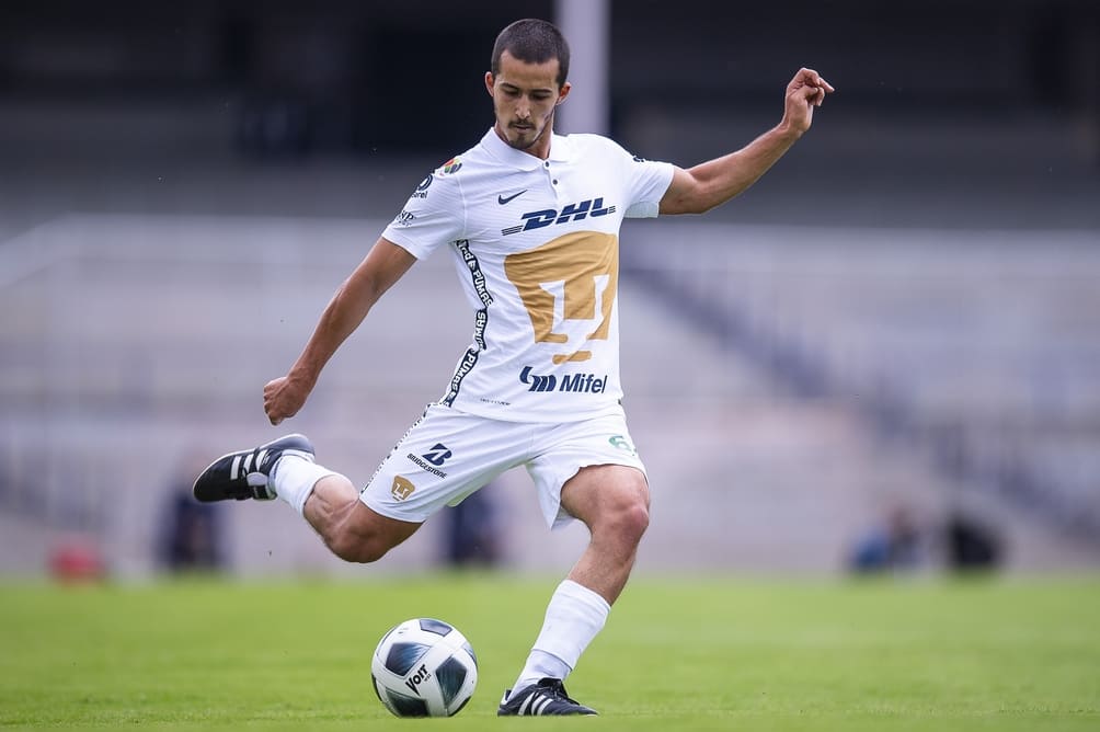 Pablo Bennevendo en un partido con Pumas en CU