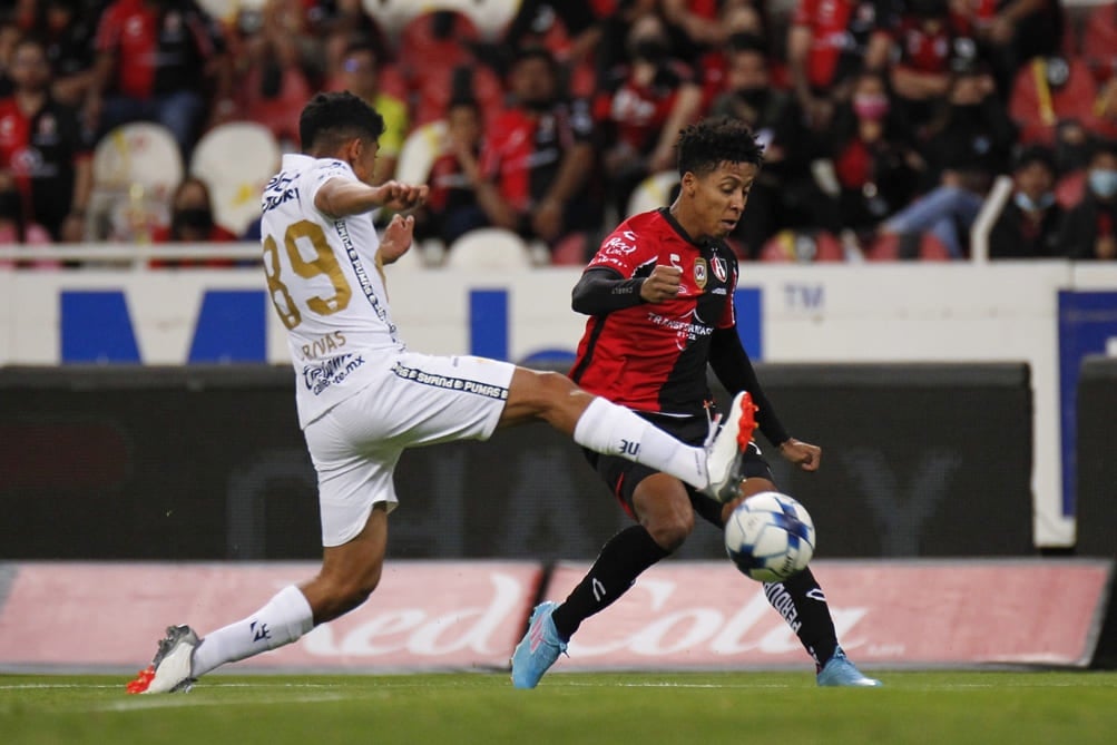 Jesús Rivas disputando el balón en un partido con Pumas