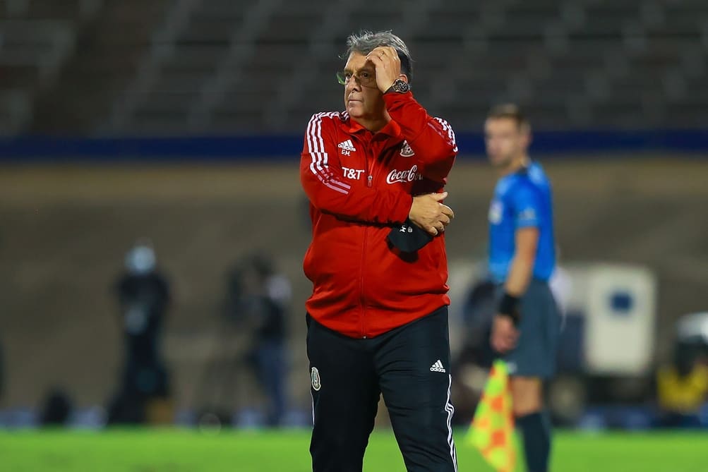 Tata Martino dirigiendo un partido con la Selección Mexicana