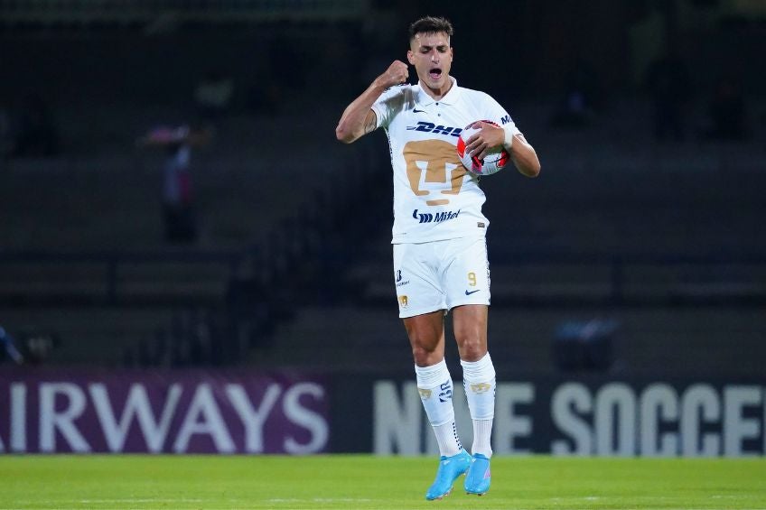 Juan Ignacio Dinenno festejando un gol