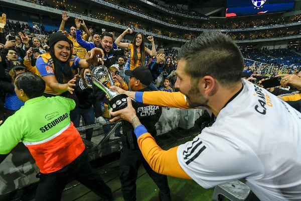 Gignac celebra con la afición la copa de liga del torneo AP 2017