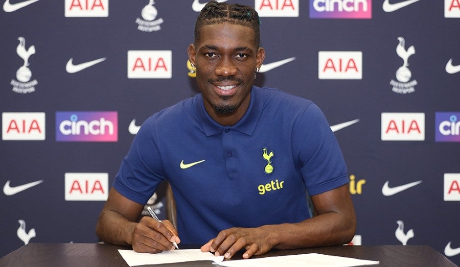 Yves Bissouma firmando con los Spurs