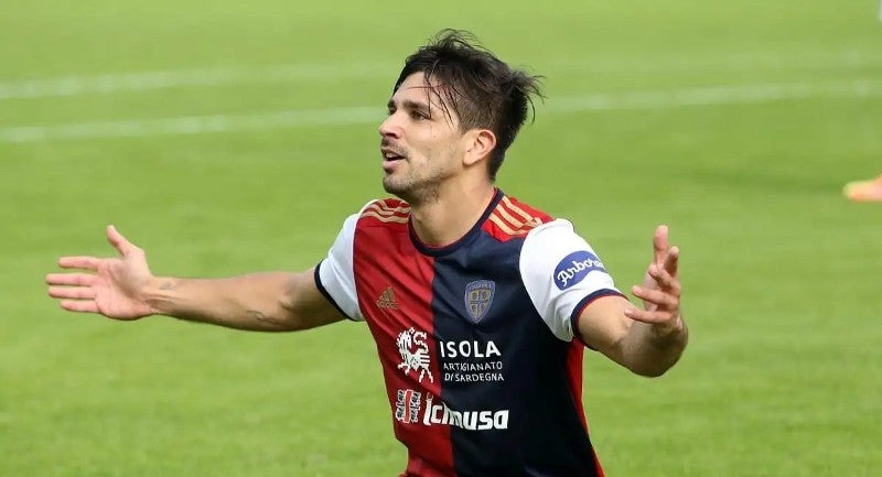 Giovanni Simeone jugando con el Cagliari