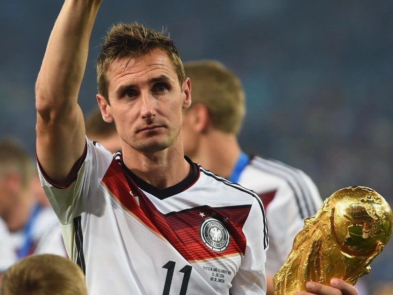 Miroslav Klose despidiéndose de la afición 