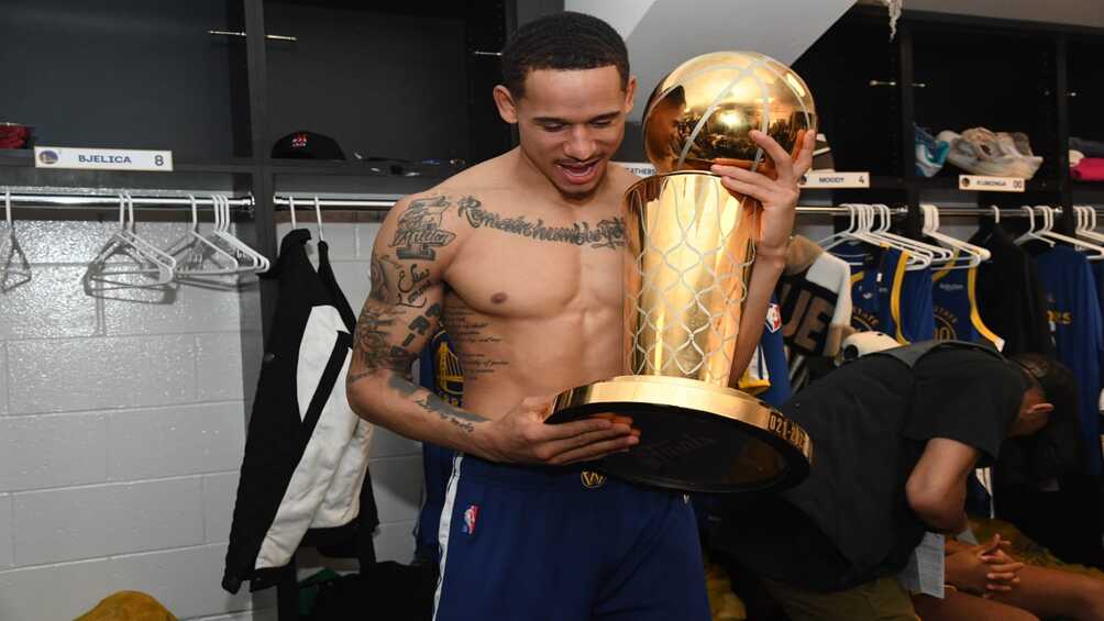 Juan Toscano con el trofeo Larry O'Brien