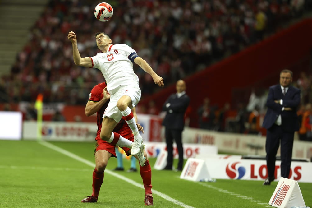 Lewandowski disputa un balón