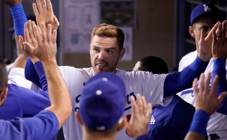 Freddie Freeman celebra en el dogout