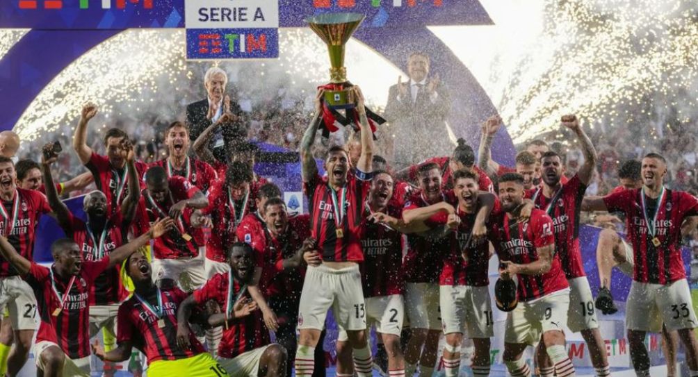 Jugadores del AC Milan festejando el título