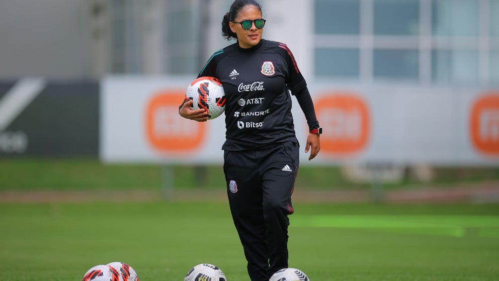 Mónica Vergara durante entrenamiento con el Tri