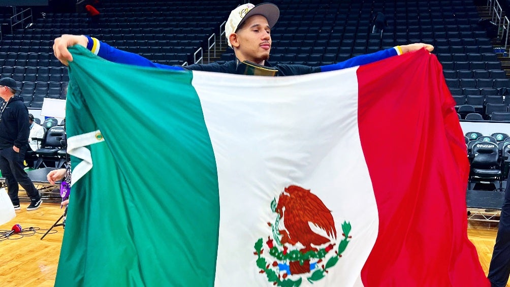 Juan Toscano celebrando su título de la NBA