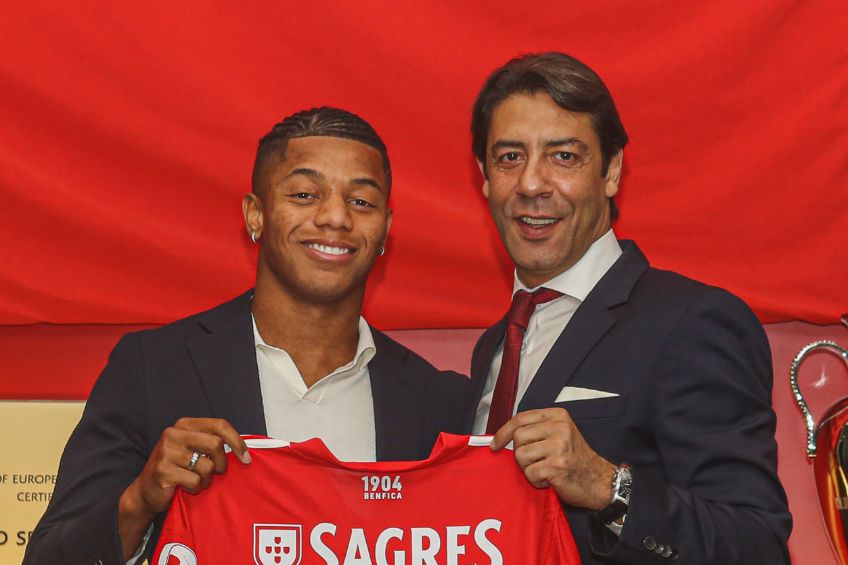 David Neres en su presentación con Benfica