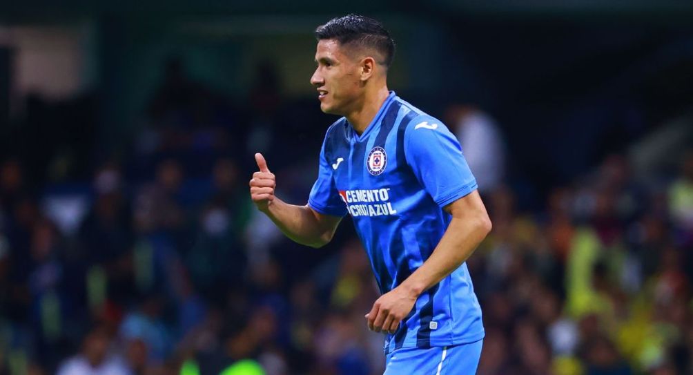 Uriel Antuna durante un partido de Cruz Azul