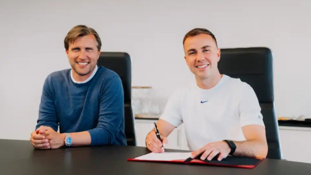 Mario Götze firmando su nuevo contrato