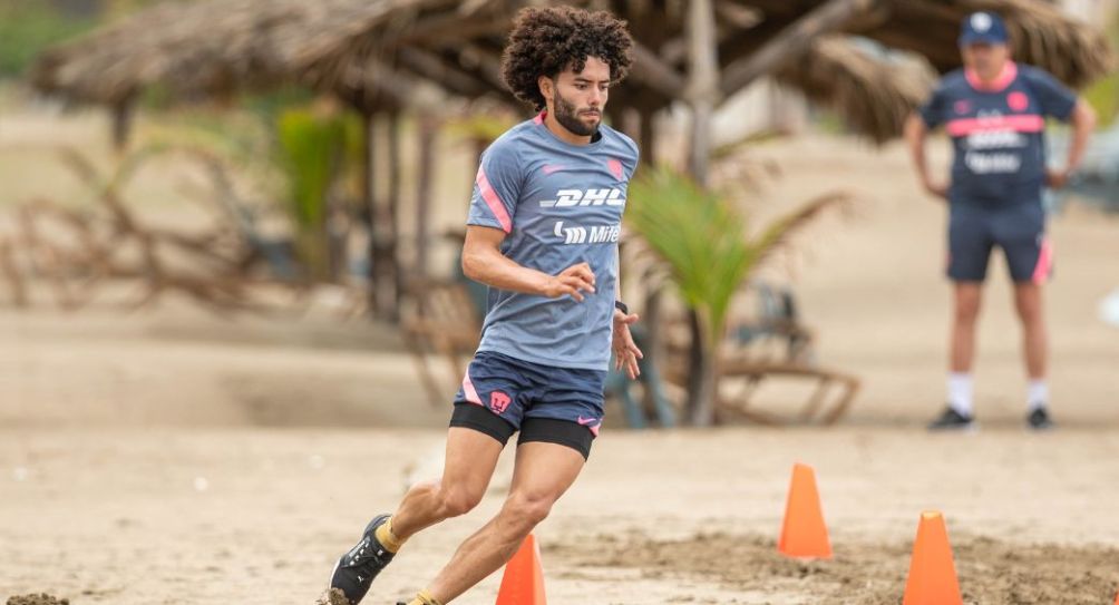 César Huerta en pretemporada con Pumas