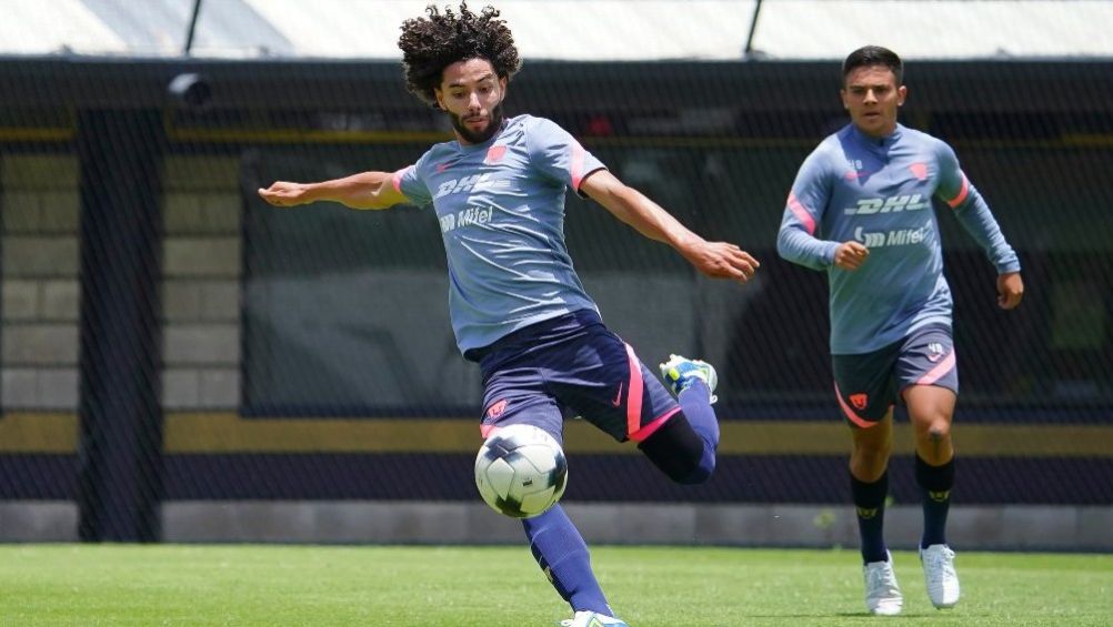 César Huerta en entrenamiento con Pumas