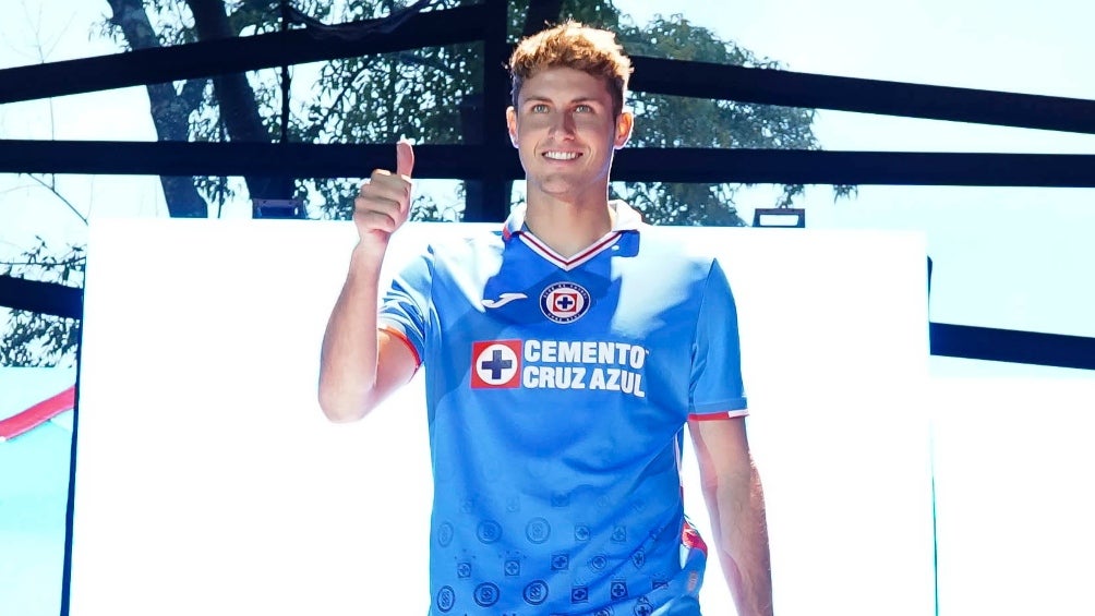 Santi Giménez en la presentación del uniforme de Cruz Azul 