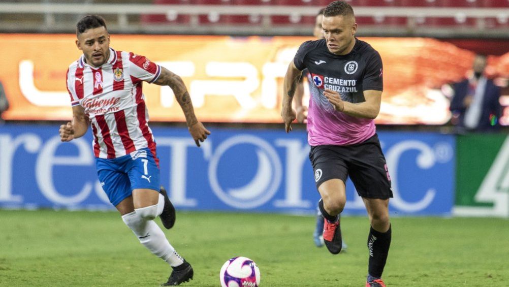 Alexis Vega y Cabecita Rodríguez compiten por el balón