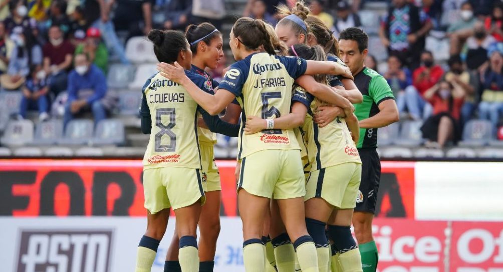 Jugadoras de América Femenil festejando un gol