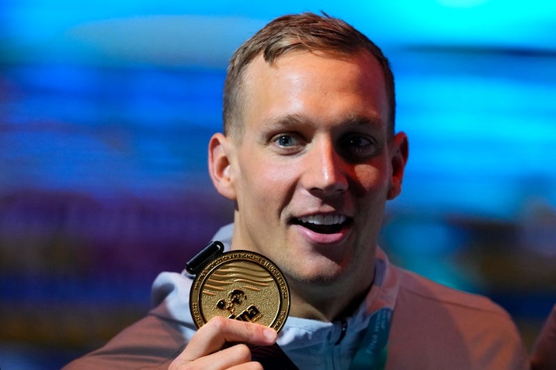 Caeleb Dressel con medalla en el Campeonato Mundial FINA 