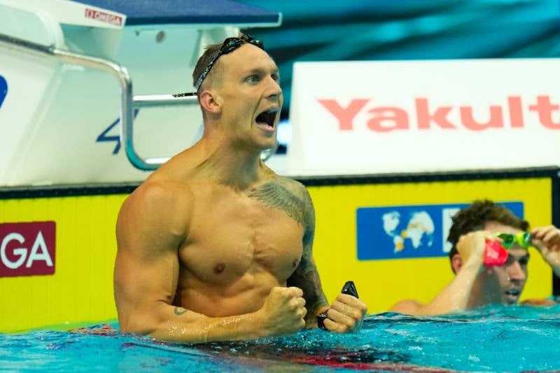 Caeleb Dressel en festejo ganar la Final masculina de 50 metros mariposa