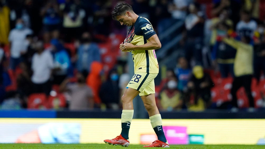 Mauro Laínez festeja un gol con el América