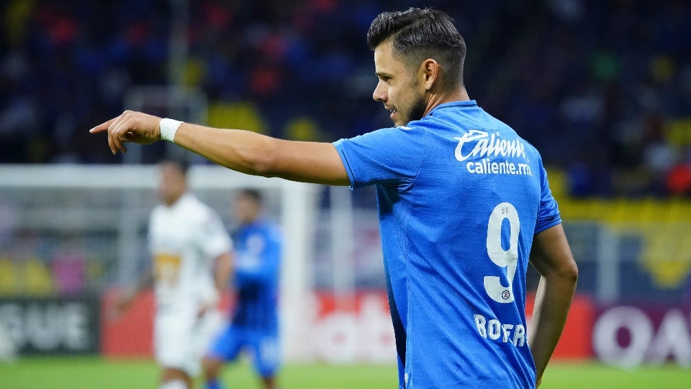 Ángel Romero en un partido de Cruz Azul