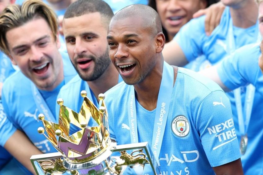 Manchester City con el trofeo de la Premier League