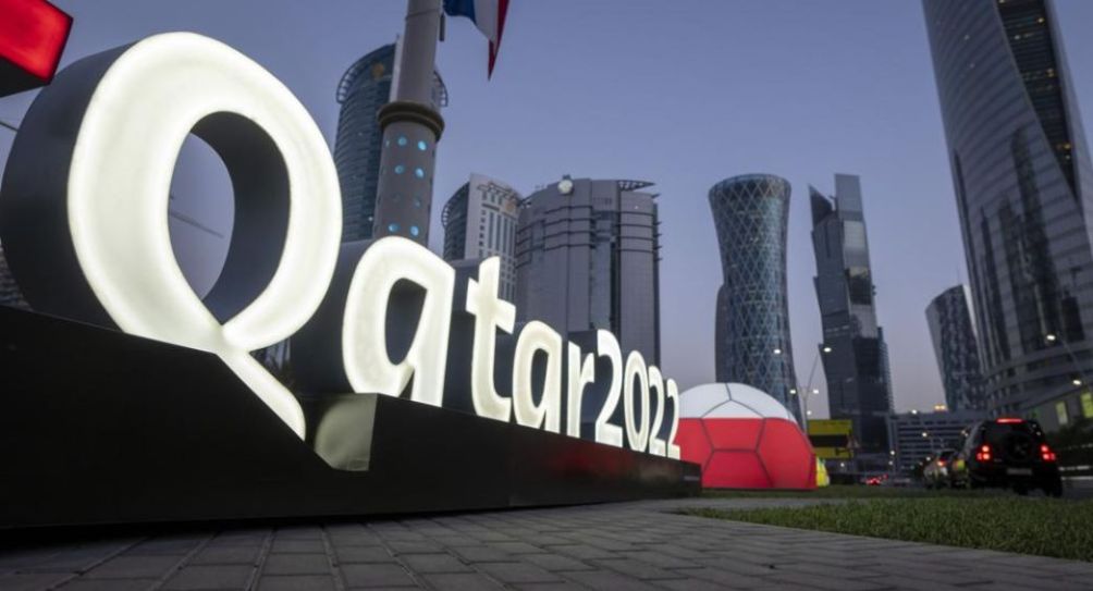 Letrero de Qatar 2022 en Doha