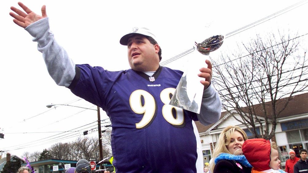 Tony Siragusa festejando con trofeo Vince Lombardi