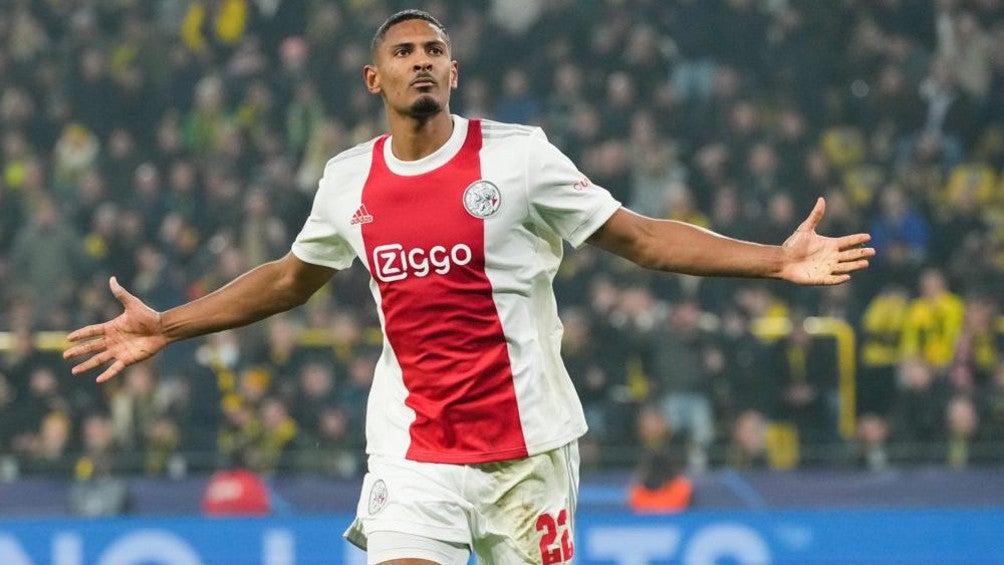 Sebastien Haller durante un partido con Ajax