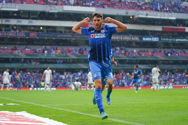 Santiago Giménez celebra con Cruz Azul