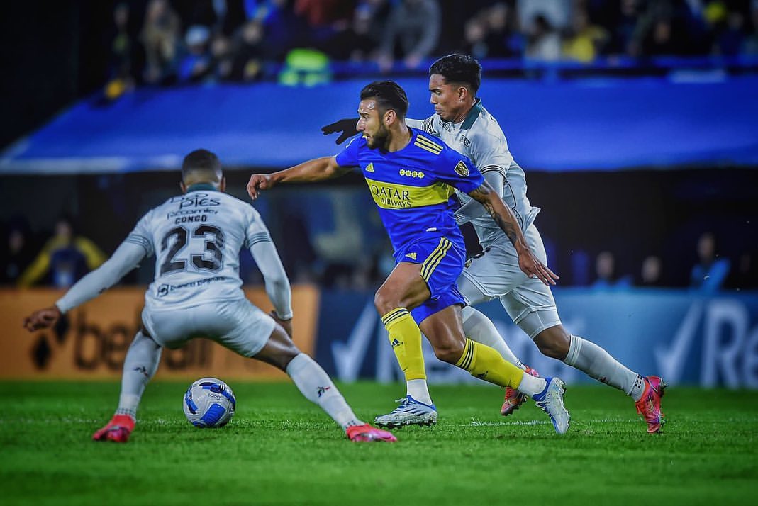 Eduardo Salvio en partido con Boca