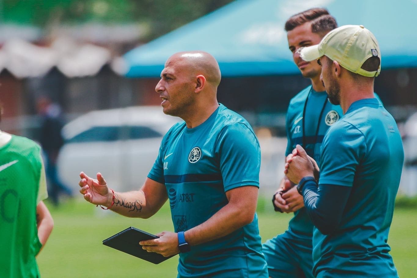 Ángel Villacampa en entrenamiento del América Femenil