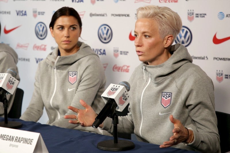 Megan Rapinoe y Alex Morgan en conferencia de prensa