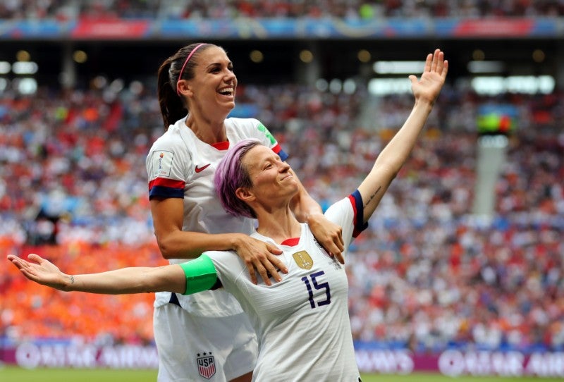 Megan Rapinoe y Alex Morgan en festejo de gol