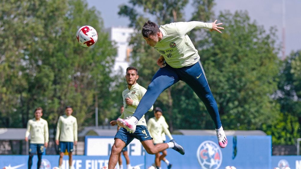 Federico Viñas en acción con las Águilas