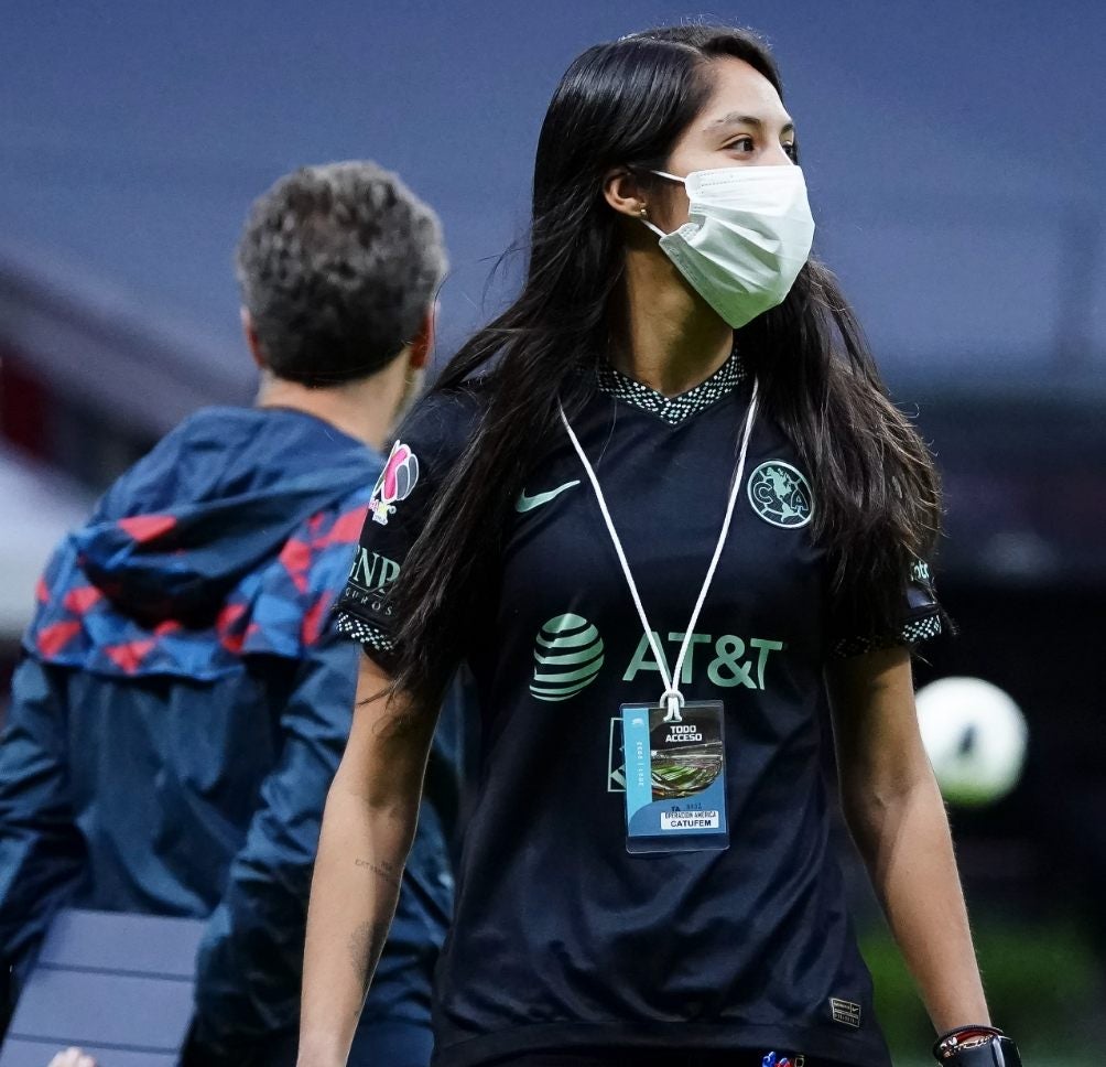 Alison González viendo un partido del América