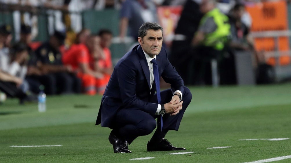 Ernesto Valverde dirigiendo al Barcelona