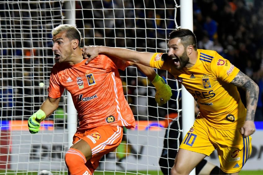 André-Pierre Gignac y Nahuel Guzmán durante un partido