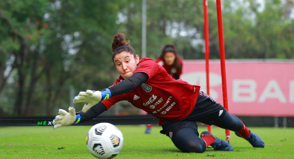 Alejandría Godínez entrenando con el Tri Femenil