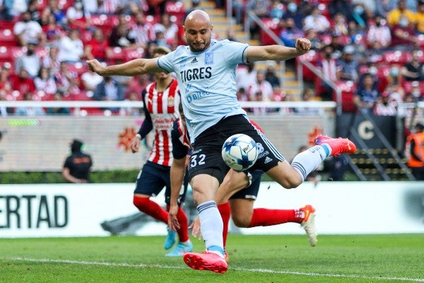 Carlos González en acción con Tigres