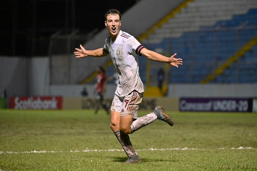 Esteban Lozano celebrando un gol con el Tri