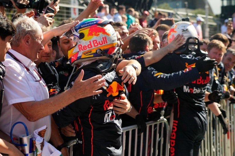 Sergio y Max siendo felicitados después del GP Azerbaijan