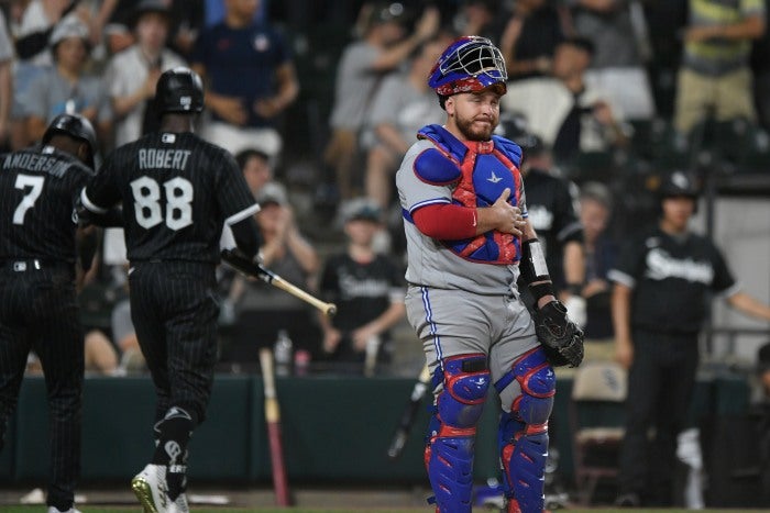 Alejandro Kirk en acción con Blue Jays