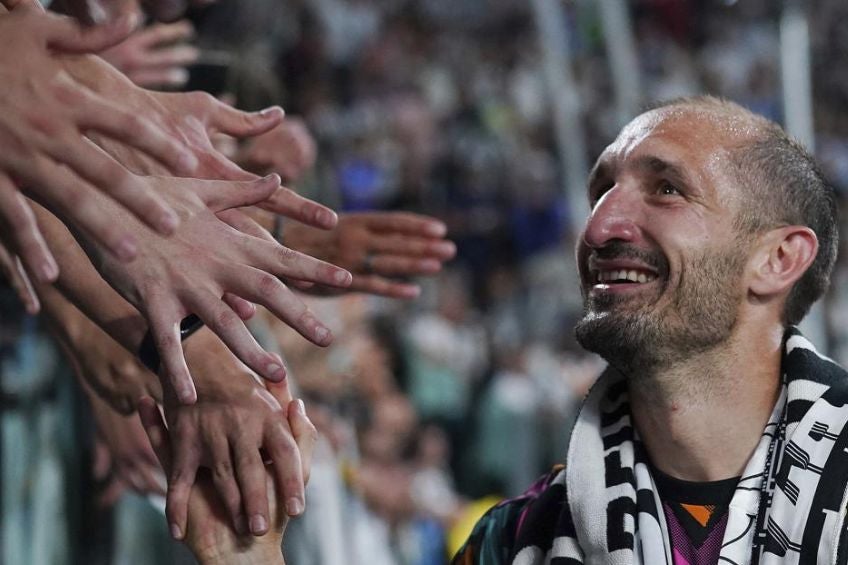 Giorgio Chiellini agradeciendo a los fanáticos de la Juventus