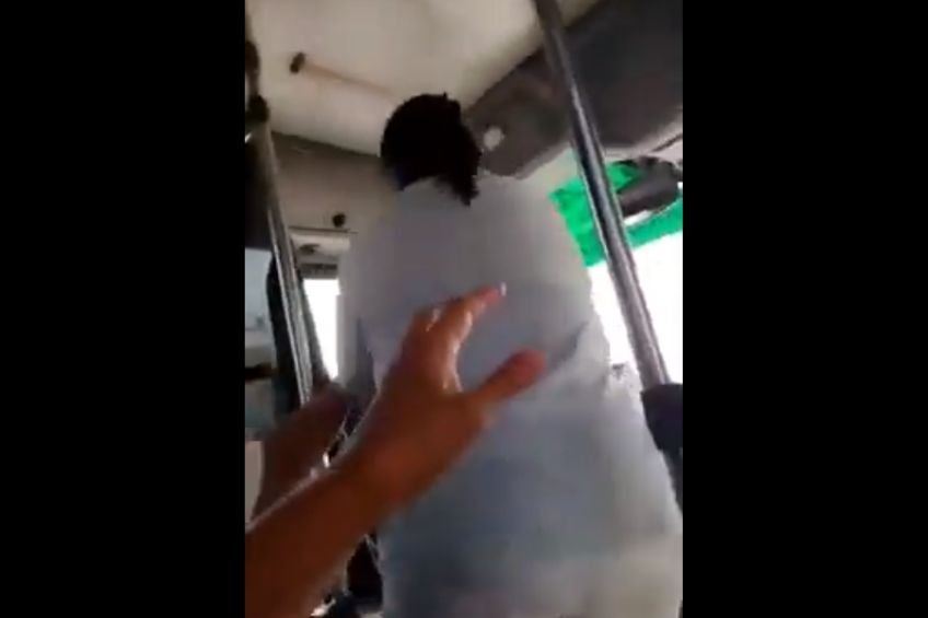 Mujer golpeando a conductor de transporte público