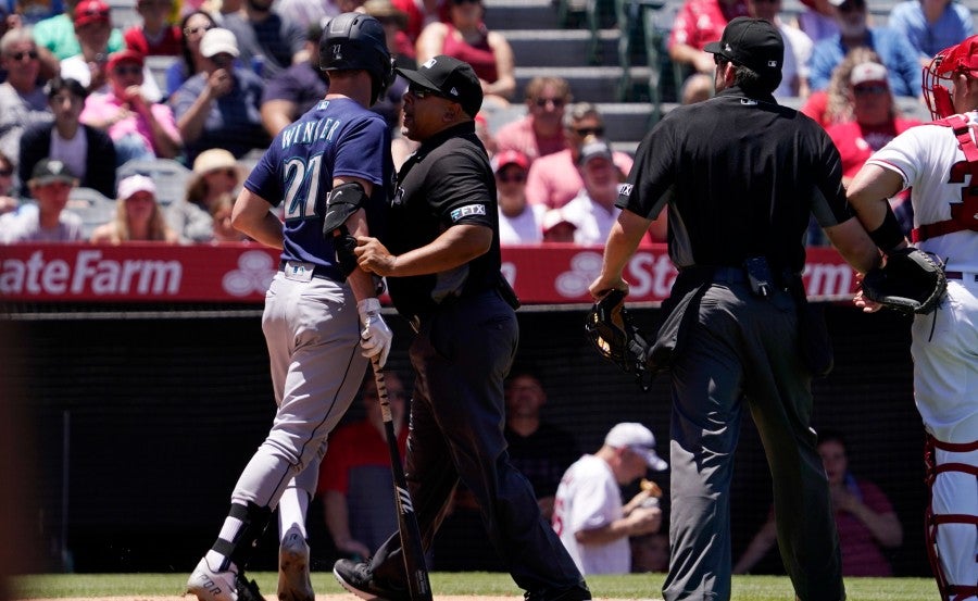 Jesse Winker encara a la banca de Angels