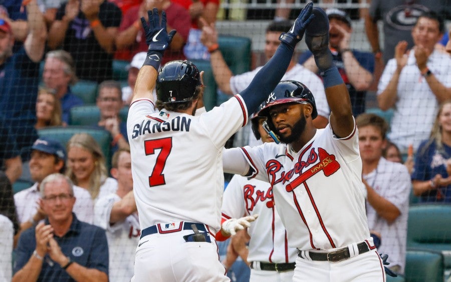 Dansby Swanson celebra con Michael Harris tras jonrón