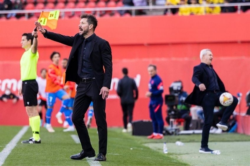 Simeone dirigiendo al Atlético de Madrid