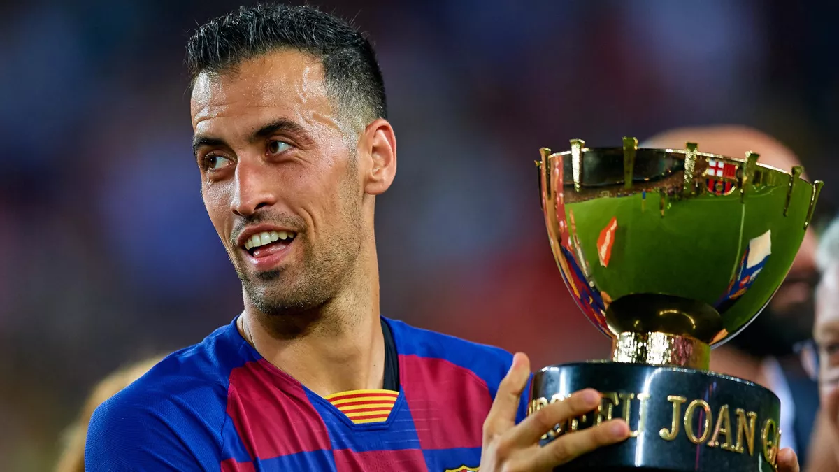 Busquets con el Trofeo Joan Gamper